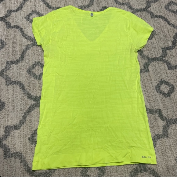 Nike breathable v neck Dri fit T-shirt - Picture 2 of 4